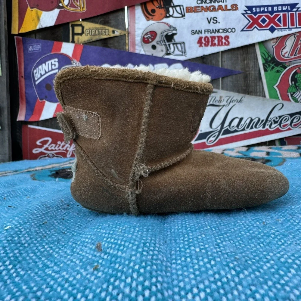 Size 4/5 - UGG KIDS WINTER BOOTS S/N 10071001‎
